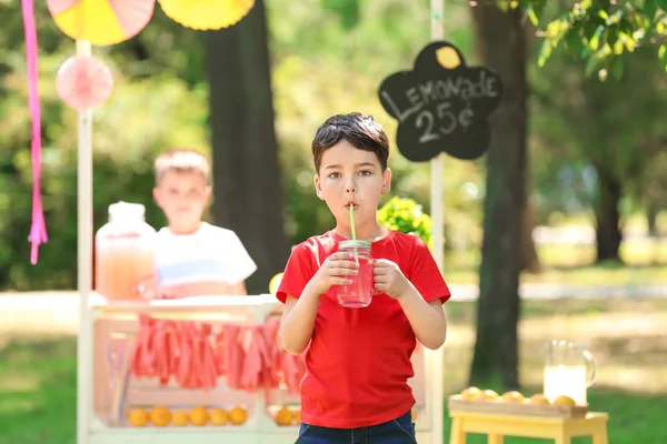 Чарівний маленький хлопчик з баночкою з домашнього лимонаду в парку — стокове фото