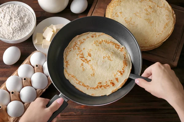 Femme faisant des crêpes minces sur poêle dans la cuisine — Photo