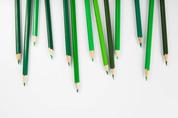 Crayons verts de différentes nuances — Photo