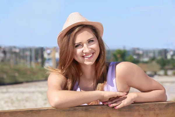 Mulher bonita jovem — Fotografia de Stock