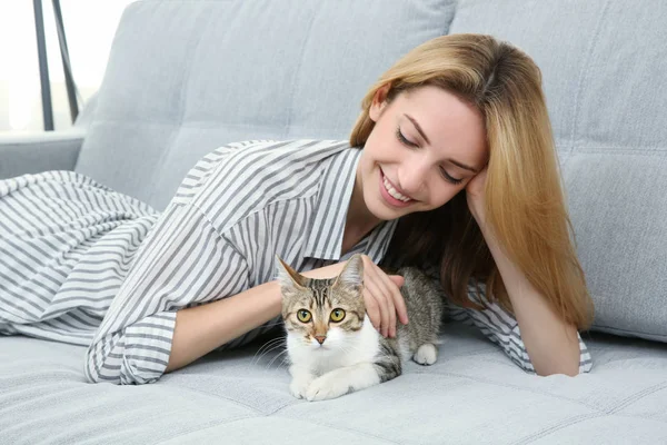 Ung vacker kvinna med katt i hemmet — Stockfoto