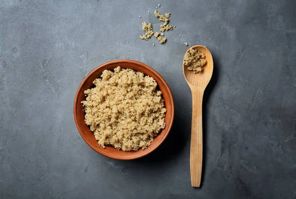 Gekochte Quinoa in Schüssel — Stockfoto