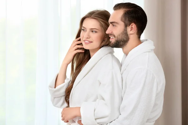 Young liefdevolle paar in badjassen — Stockfoto