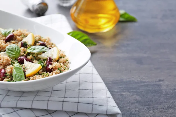 Sallad med quinoa och bönor — Stockfoto