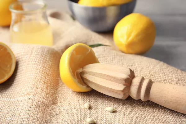 Wyciskacz do cytryny na stole — Zdjęcie stockowe
