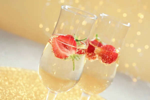 Utsökt vin med jordgubbar — Stockfoto