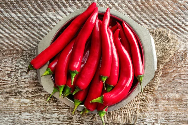 Ahşap masa üzerinde kırmızı pul biber ile plaka