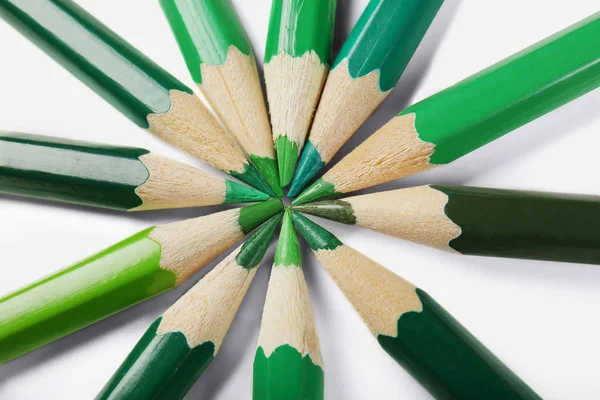 Lápices verdes sobre blanco —  Fotos de Stock