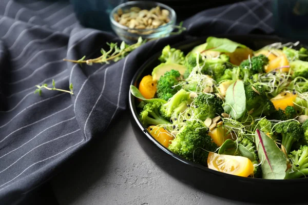 Salade Superfood avec brocoli et tomate jaune sur fond gris — Photo