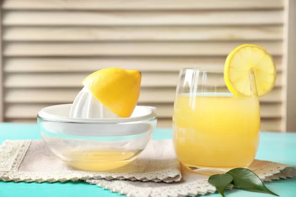 Szklankę soku z cytryny i Wyciskacz do tabeli — Zdjęcie stockowe
