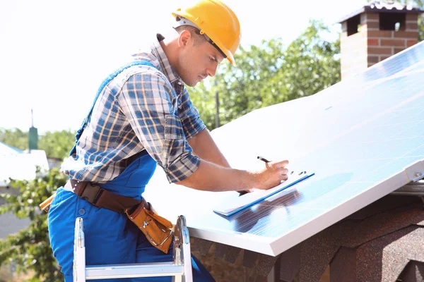Trabajador instalando paneles solares al aire libre — Foto de Stock