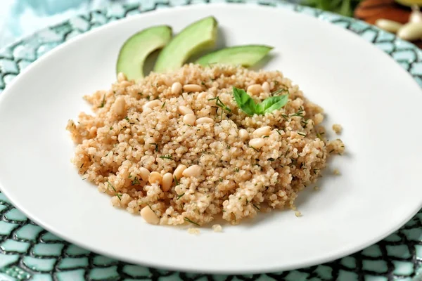 Plaka üzerinde quinoa salata — Stok fotoğraf