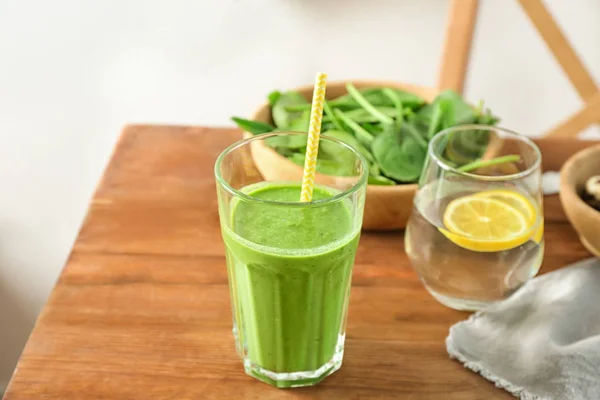 Glass of spinach smoothie on wooden table — Stock Photo, Image