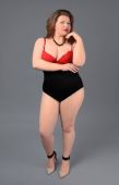 Übergewichtige Frau in Unterwäsche