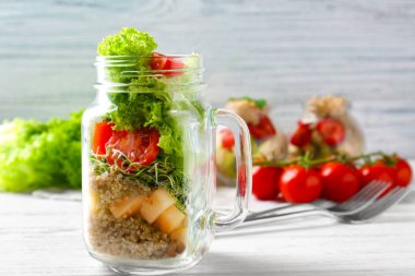 quinoa ile sebze salatası  