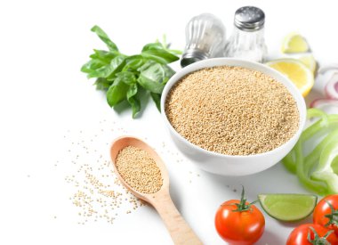 Ham quinoa ve taze sebze ile kompozisyon