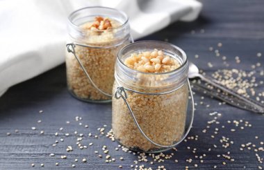 Kavanozların içinde pişmiş quinoa 