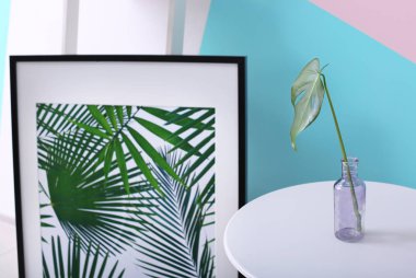 Monstera yaprak cam vazo ve tropikal bitki örtüsü kapalı çerçeveli resim