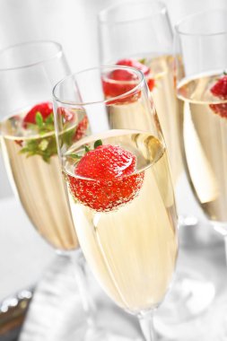 lezzetli şarap çilek ile 