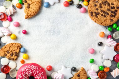 Beyaz şeker ve şeker gri arka plan üzerinde çeşitli kompozisyonu