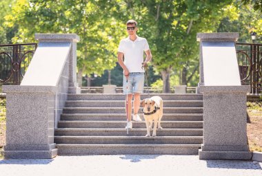 Rehber köpek yardım kör adam 