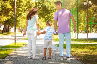 Genç aile parkı kabul Afrika kökenli Amerikalı çocukla