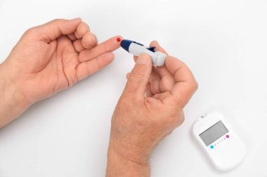 Beyaz arka plan üzerinde mazgal kalemiyle kan örneği alarak adam