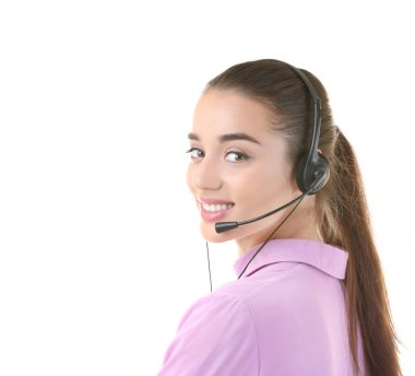 Kulaklıklı genç bir kadın. 