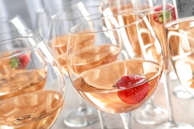 lezzetli şarap çilek ile 