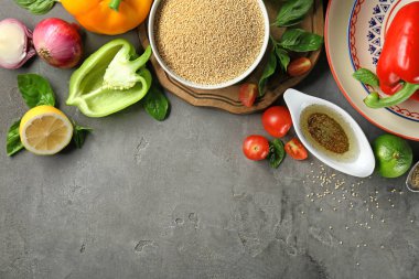 Ham quinoa, petrol ve taze sebze ile kompozisyon