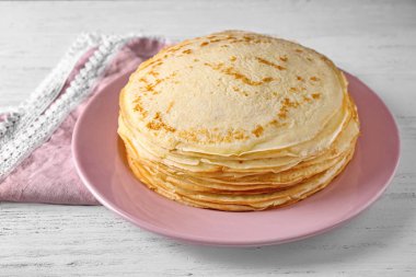 Pembe plaka üzerinde lezzetli ince krep yığını