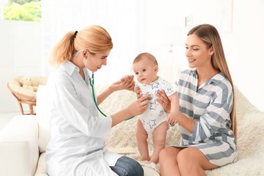 Doktor muayene stetoskop evde bebekle