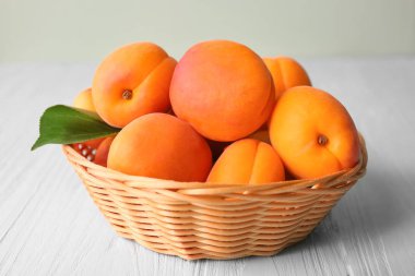 Kayısı ile hasır sepet 