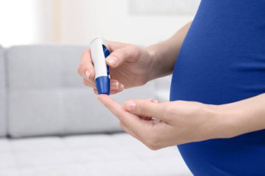 Hamile kadın kapalı mazgal kalemle kan örneği almak