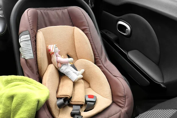 Asiento de seguridad para niños con lindo juguete en el coche — Foto de Stock