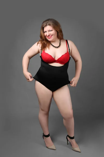 Överviktig kvinna i underkläder — Stockfoto