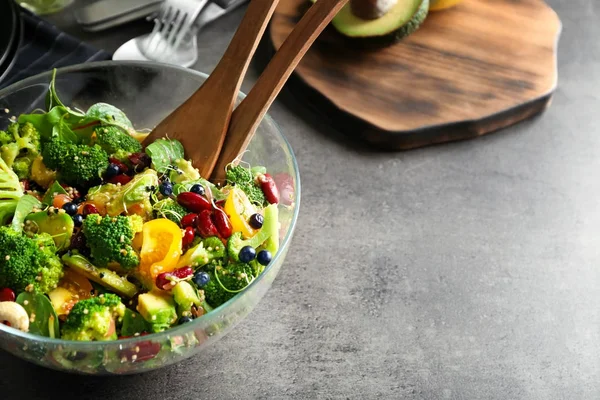 Salat mit Brokkoli und Bohnen — Stockfoto