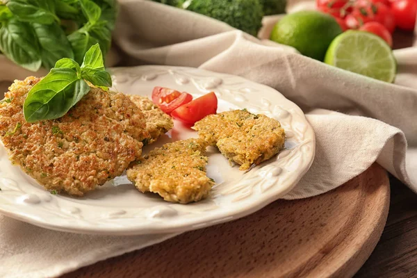 Crêpes au brocoli servies avec tomate cerise — Photo