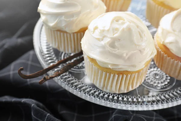 Sabrosas magdalenas de vainilla en el puesto de postres — Foto de Stock