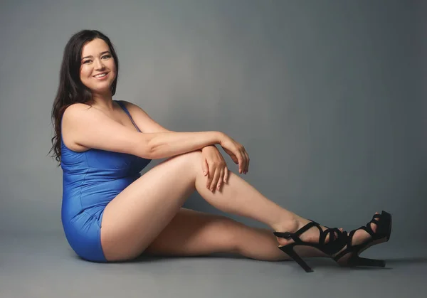 Mujer hermosa con sobrepeso — Foto de Stock