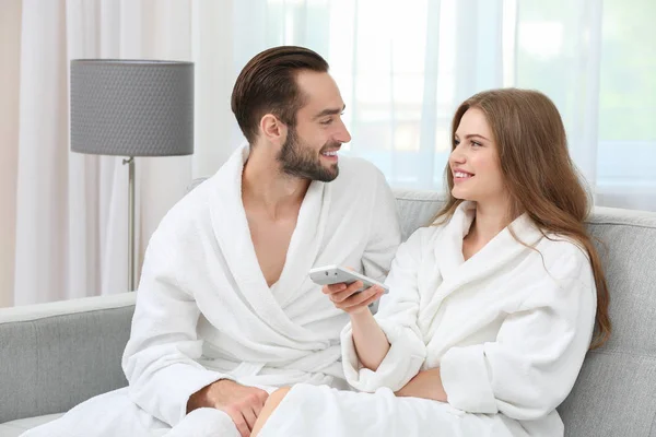 Young liefdevolle paar in badjassen — Stockfoto