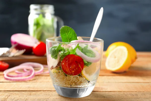 Plantaardige salade met quinoa — Stockfoto