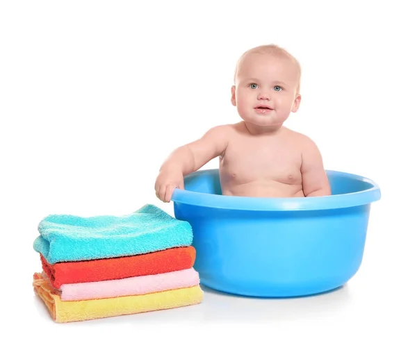 Милая детская стирка в ванне на белом фоне — стоковое фото