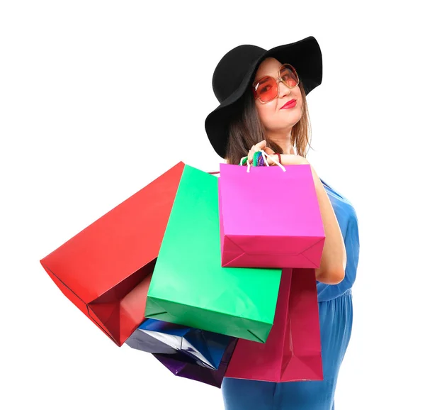 Hermosa mujer con sobrepeso elegante con bolsas de compras sobre fondo blanco —  Fotos de Stock