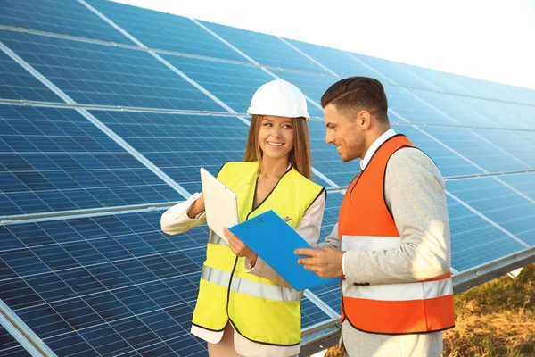 Ingenieros en la instalación de paneles solares — Foto de Stock
