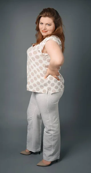 Избыточный вес стильная женщина на сером фоне — стоковое фото