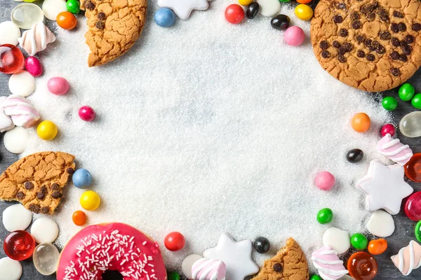 Beyaz şeker ve şeker gri arka plan üzerinde çeşitli kompozisyonu