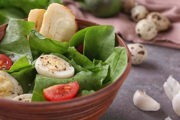 Salade avec oeufs de caille et épinards dans un bol sur la table — Photo