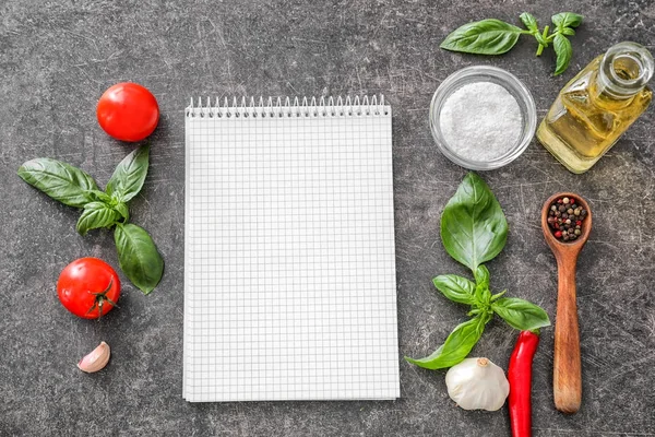 Ingrediënten voor het koken van vlees lasagne met lege notebook — Stockfoto