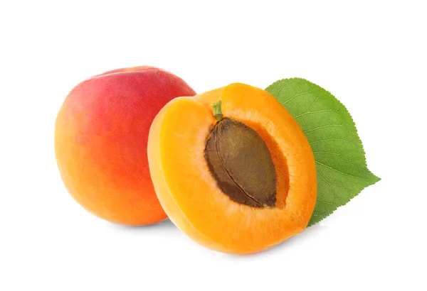 Свіжі абрикоси на білому — стокове фото